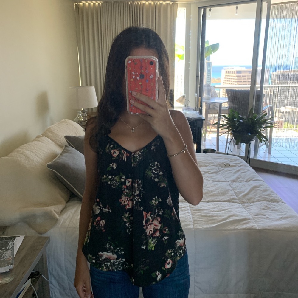 Flowy floral blouse 🌸🖤